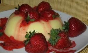 budinca de vanilie cu capsuni jpeg