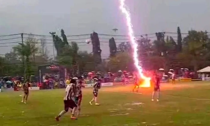 Safwan Awae a fost lovit de fulger pe teren Foto/Captură video X