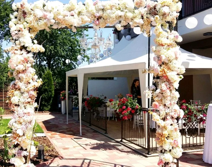 Claudia Pătrăşcanu a vrut o arcată din flori de hârtie