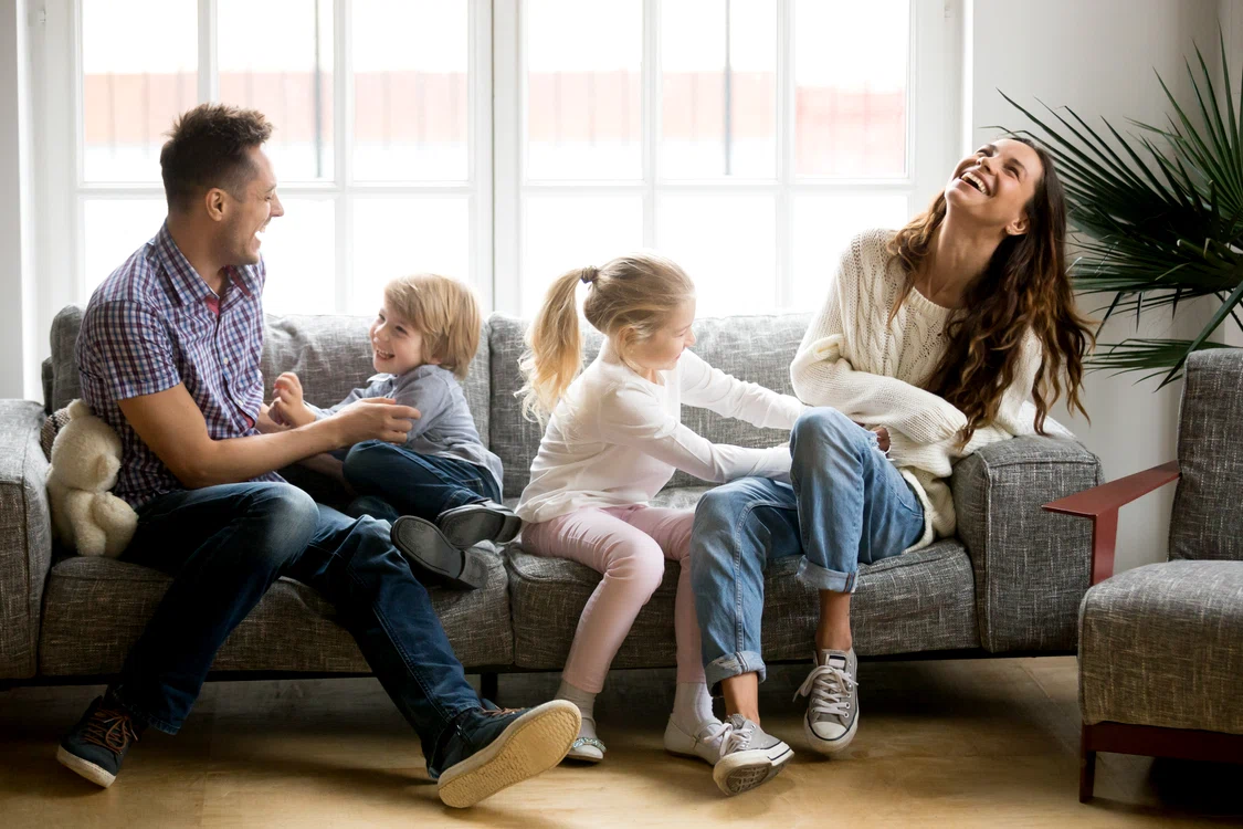 
    Părinții ar putea avea zile libere ca să stea acasă cu copiii atunci când se închid școlile Foto: Shutterstock  