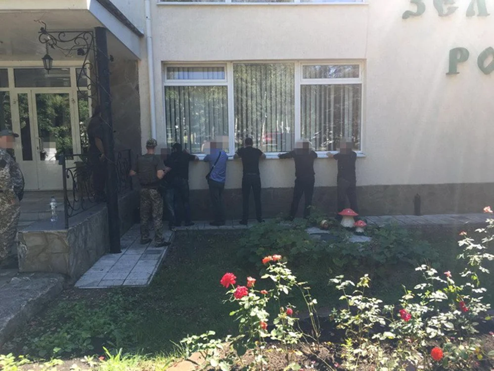 Peste o sută de ageţi şi poliţişti ucraineni au participat la operaţiune FOTO dialog.ua