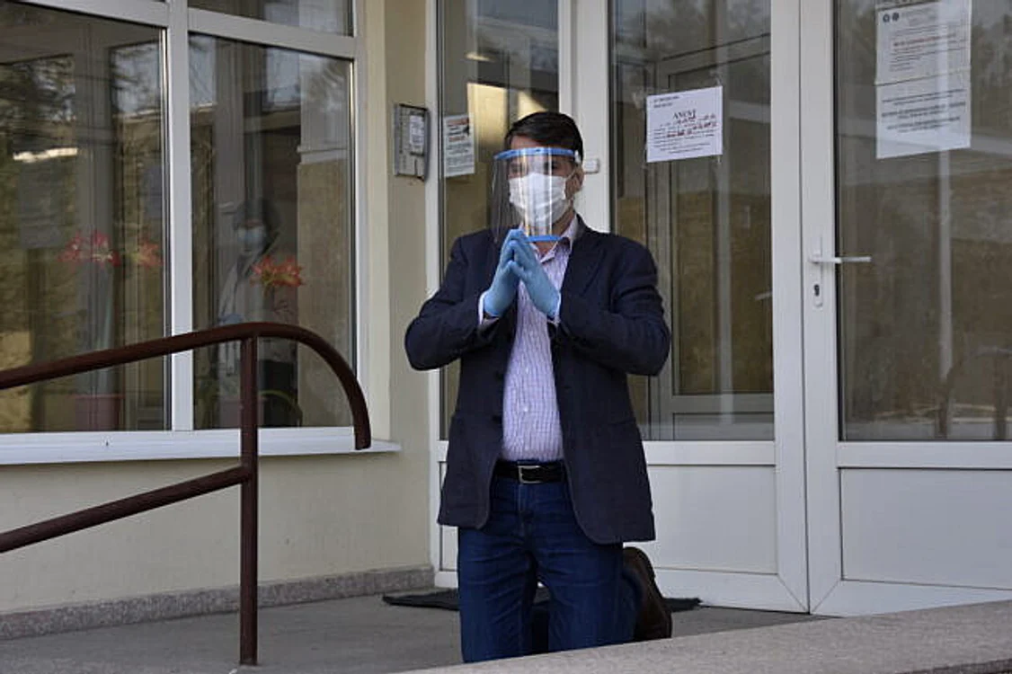 Directorul Daniel Drăgoi își cheamă semenii la rugăciuneFoto: svnews.ro