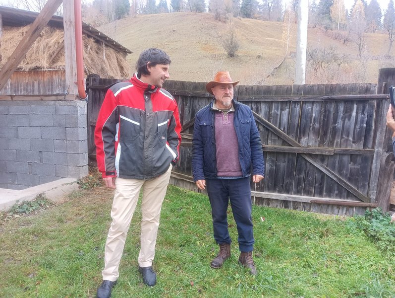 Brânză maturată cu etichetă Produs Montan, făcută de Attila, fermier din Ghimeș-Făget FOTO