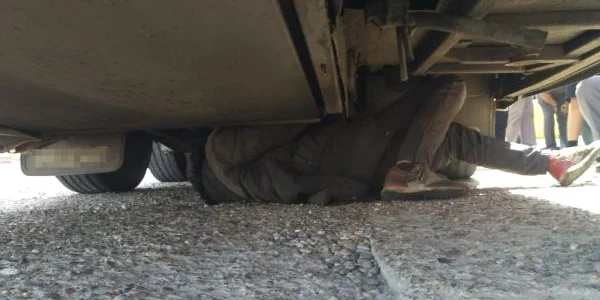 Momentul în care unul dintre migranţi este scos din ascunzătoare FOTO Poliţia de Frontieră
