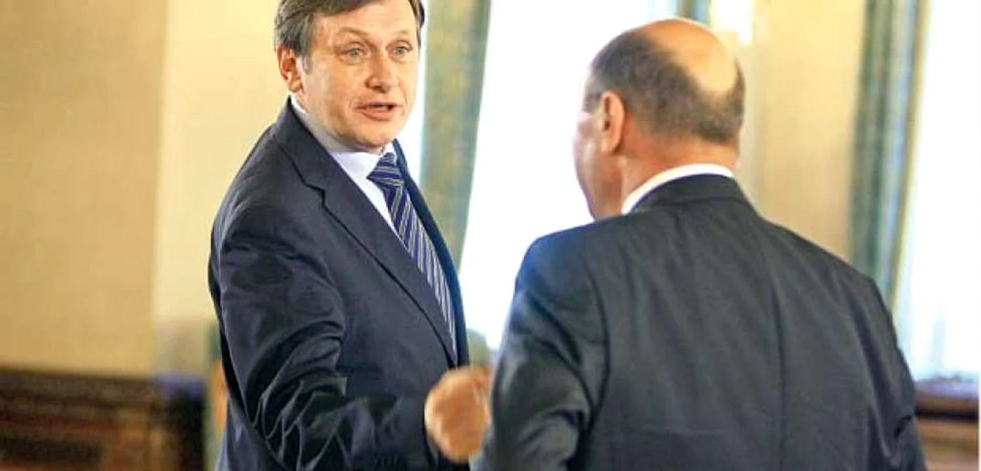 Crin Antonescu şi Traian Băsescu s-au acuzat, reciproc, de corupţie 