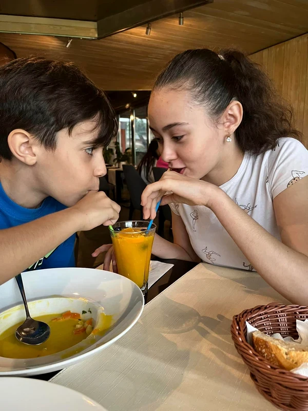 Oana Ioniță (41 ani) a simțit nevoia unei escapade și a bifat astfel prima vacanță în trei alături de cei doi copii ai săi, Isabel (12 ani) și Maxim (9 ani).