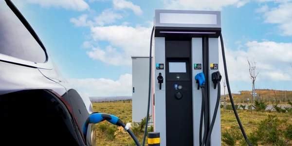 masina electrica statie de incarcare foto Shutterstock