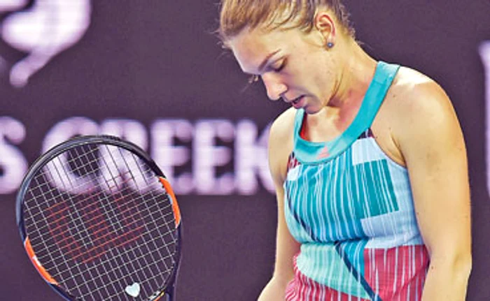 Simona Halep a părăsit terenul de la Dubai cu capul plecatFoto: AP