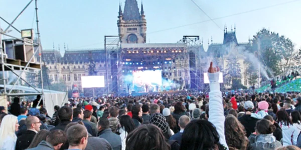 În fiecare an, mii de ieşeni participă la concertul organizat de Sărbătorile Iaşiului