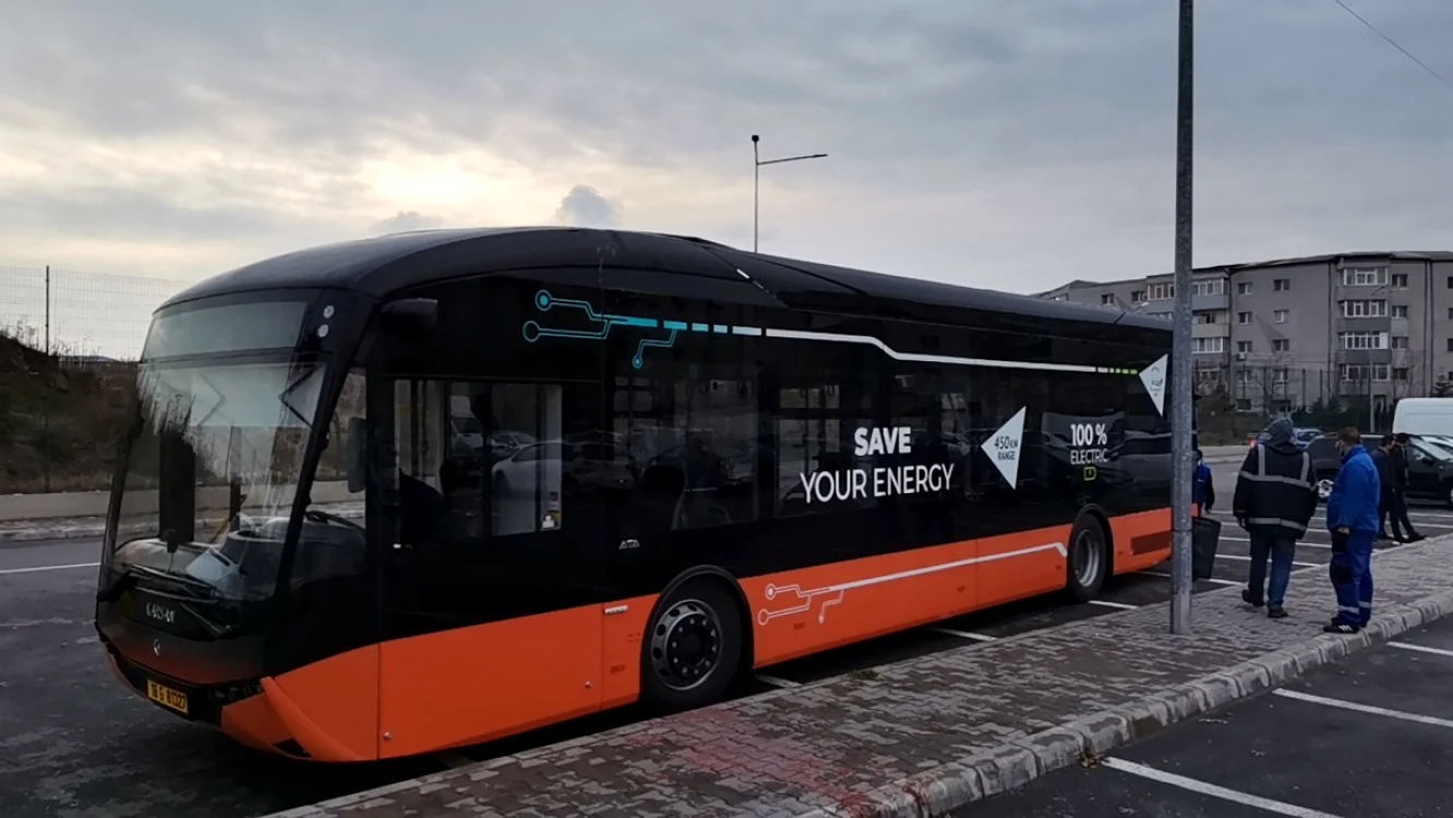 Un autobuz de prezentare a fost adus marţi, 23 noiembrie 2021, la Slatina FOTO: Alina Mitran