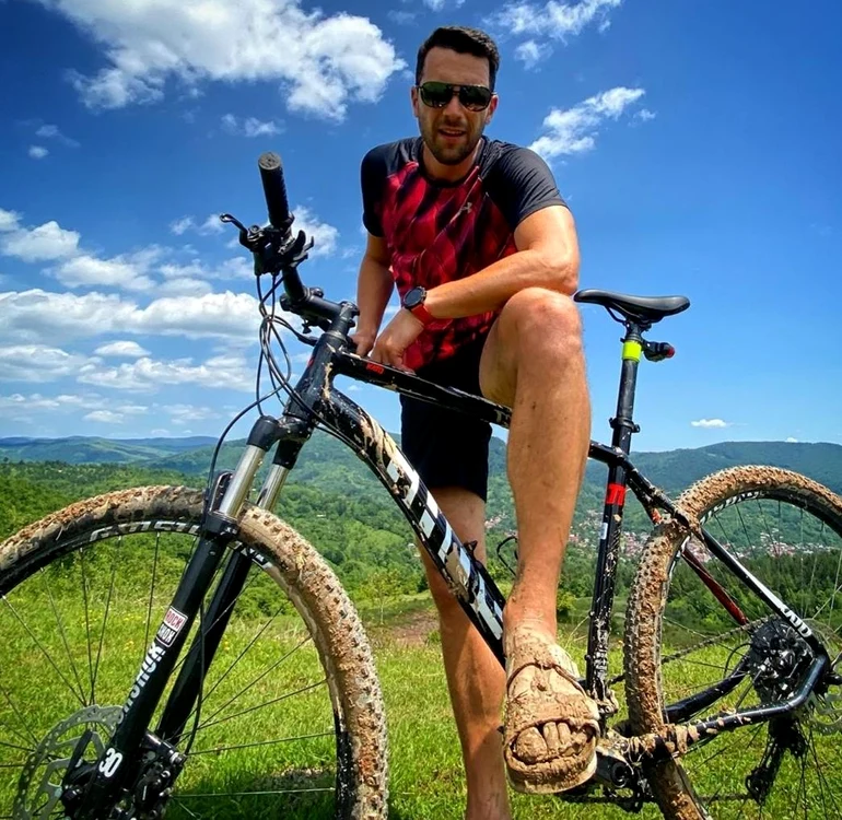 Adrian Nartea  din ”Vlad”,  plin de noroi,  pe câmp 