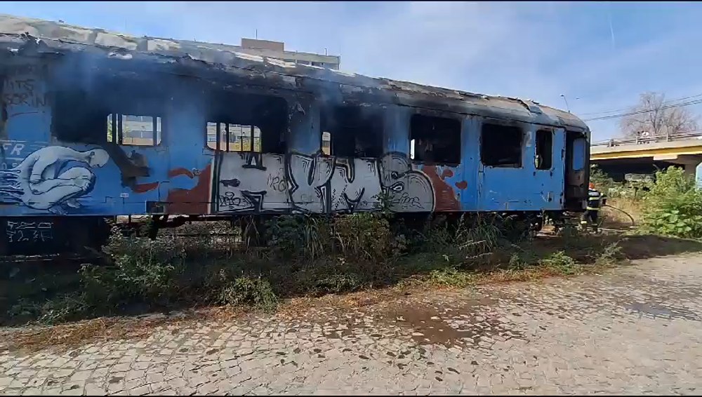 Incendiu între Podul Grand și Podul Basarab. Ard două vagoane dezafectate 