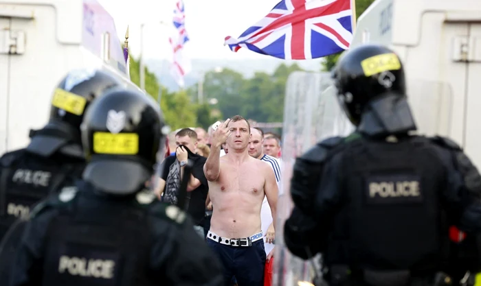 Confruntările dintre catolici şi protestanţi, dar şi dintre protestatari şi poliţişti au continuat pe tot parcursul nopţii de vineri spre sâmbătă. FOTO: Reuters