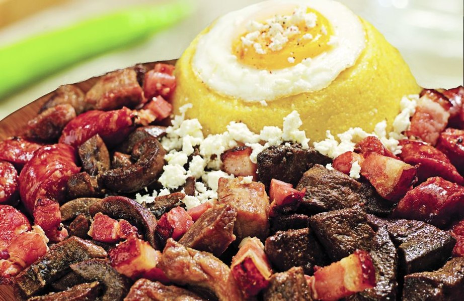 Cele cinci greșeli nutriționale de sărbători, care afectează digestia și ne pot îngrășa. De ce trebuie să mâncăm carnea prima dată