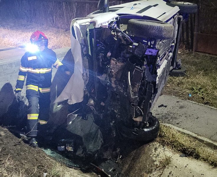 O mașină s-a răsturnat după ce a lovit un cap de pod, în Argeș. Două persoane sunt grav rănite