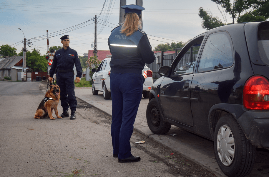 Echipaj de poliție atacat cu drujba de un sătean înnebunit de gelozie. Agresorul a fost împușcat 
