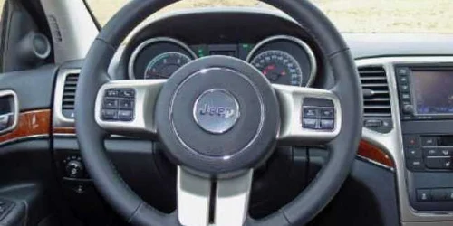 Volanul asigură şoferului o poziţie ergonomică