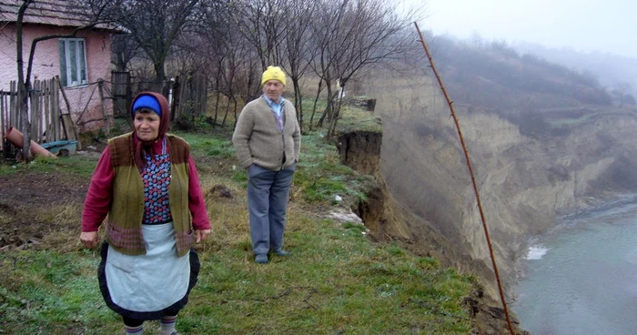 Alunecarea s-a apropiat deja la 4 metri de o casă