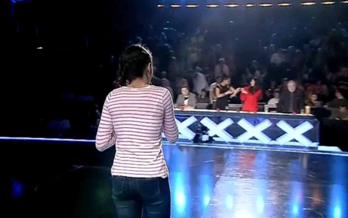 
    După ce Laura Bretan a terminat de cântat, jurații au mers pe scenă să o îmbrățișezefoto: captură Pro Tv  