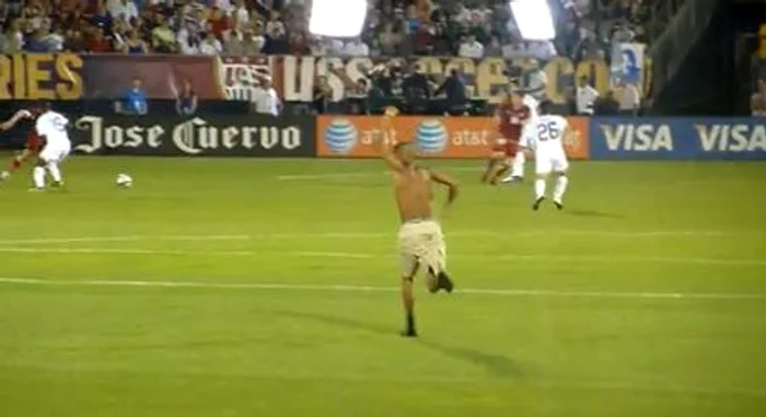 
    Fanul a intrat pe teren în timpul meciului  