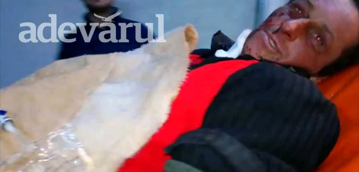 Victima a ajuns la Spitalul Judeţean de Urgenţă din Târgovişte însă spune că patronul său a încercat să îi ia viaţa.