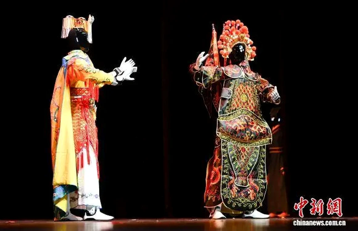 Roboții umanoizi au purtat costume tradiționale chinezești