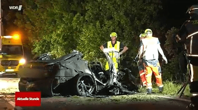 Un bărbat și doi copii au murit arși de vii într-o mașină Tesla, după ce s-au izbit de un copac. Portierele nu au putut fi deschise