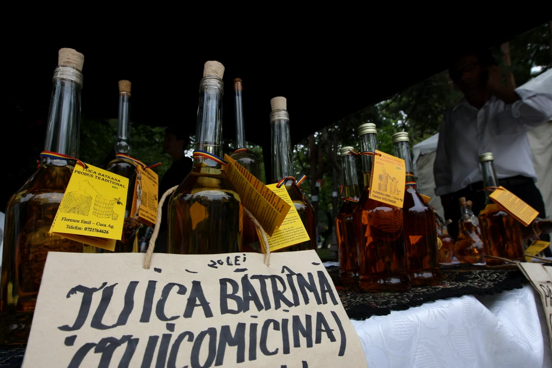 
    Minorul a ajuns la spital în comă alcoolică după ce a băut ţuică cu prietenii (foto: arhivă)  
