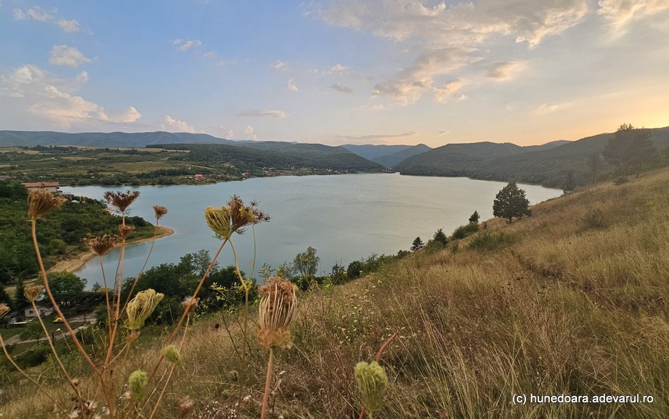 Lacul superb din România interzis turiștilor. „Vedem lacul doar printre copaci și garduri” VIDEO