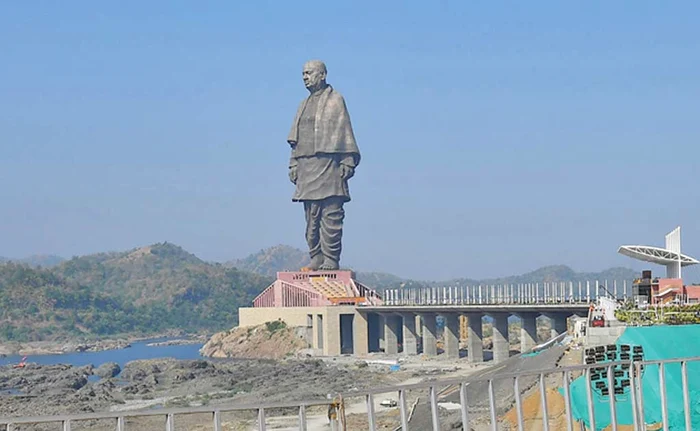 
    Monumentul este  închinat lui Sardar  Patel, liderul mişcării  de independenţă  