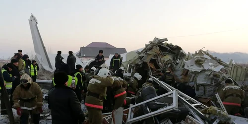 Avion cu 100 de persoane la bord prăbuşit în Kazahstan lângă aerportul Almaty FOTO Profimedia