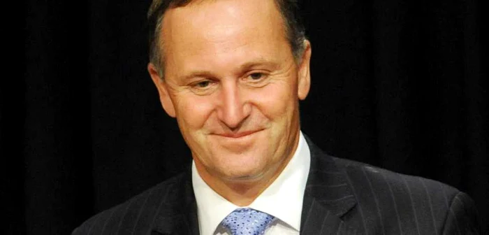 Ospătăriţa s-a plâns că John Key a tras-o de părul prins în coadă de mai multe ori, continuând cu acest gest chair şi după ce l-a rugat explicit să nu îl repete FOTO morefm.co.nz