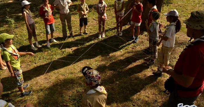 Lupişorii, membrii voluntari cu vârste cuprinse între 6 şi 11 ani, sărbătoresc 100 de ani de la înfiinţarea primei patrule de cercetaşi din România FOTOGRAFII Facebook/ National Organization of Romanian Scouts