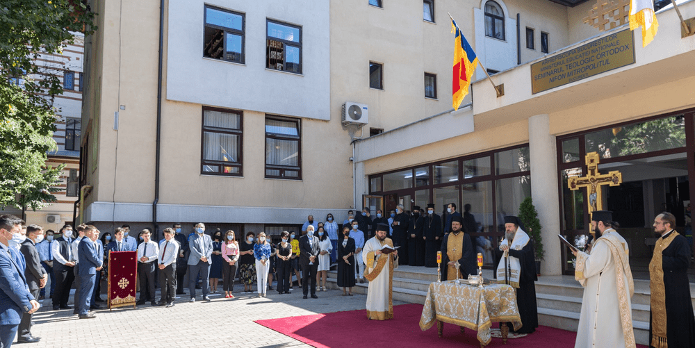 Părinți revoltați după relocarea școlii la un seminar teologic: „Fetele pătrund într-un mediu prin excelență bărbătesc”