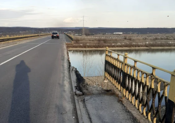 Bucăți din trotuar au căzut în râul Olt, iar podul a fost închis FOTO: arhiva/DRDP Craiova