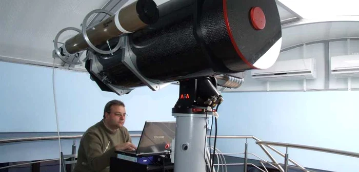 Muzeograful Ovidiu Tercu testând noul observator. Foto: Florin Matei