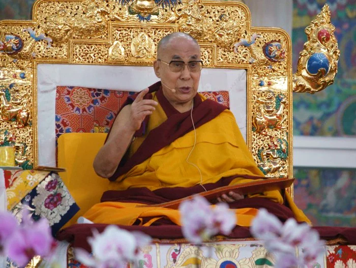 
    Dalai Lama este o persoană asemănătoare unui preşedinte, dar şi un profet sau un profesor @shutterstockclickpentrufemei.ro  
