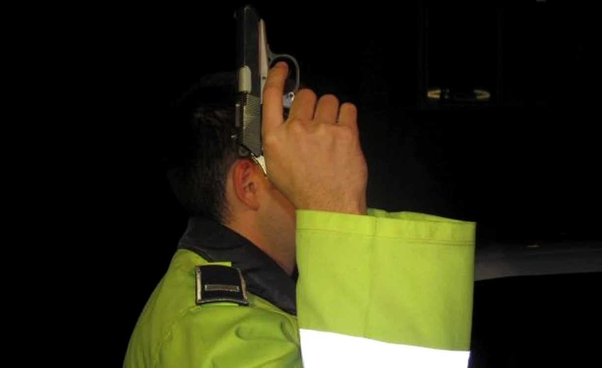 
    Poliţistul a folosit arma din dotare  