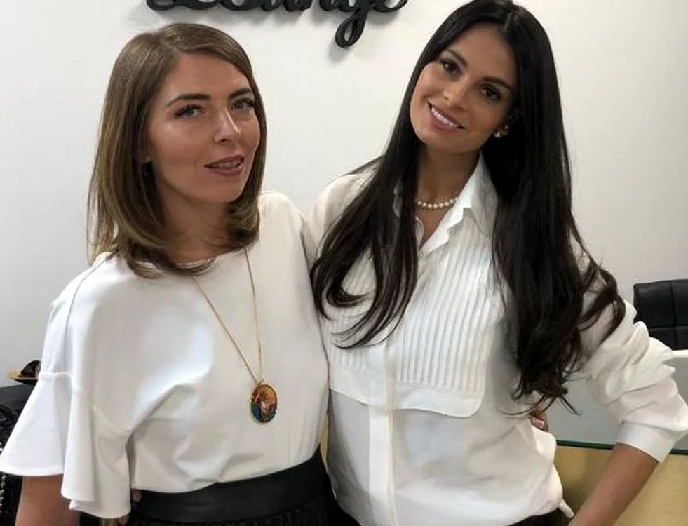 Anca Serea, alături de Miruna Vasile, managerul salonului unde şi-a răsfăţat mama