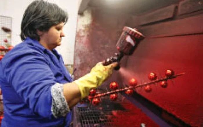 Angajaţii vopsesc globuri în „fabrica lui Moş Crăciun“