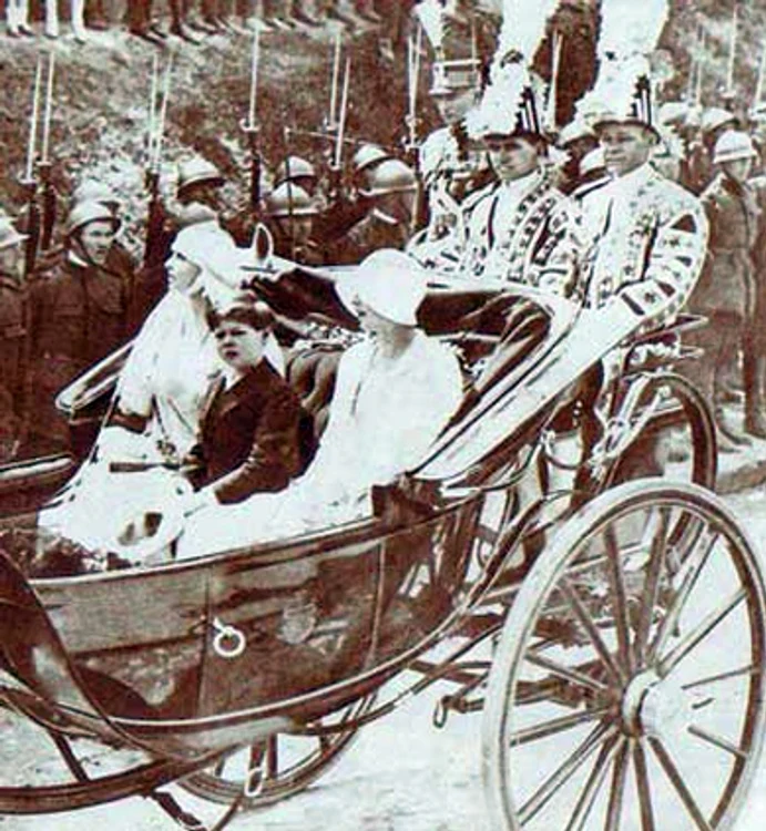 Regele Mihai impreuna cu mama si bunica 1929 jpg jpeg