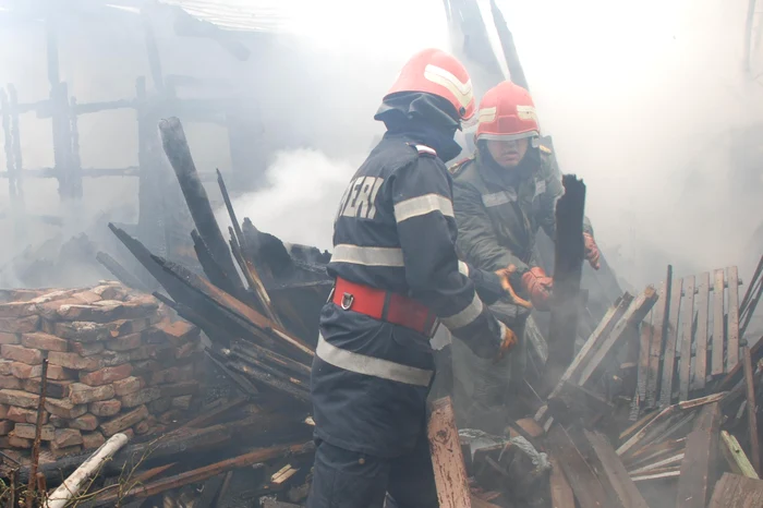 Două locuinţe din judeţ au ars în întregime, duminică noaptea