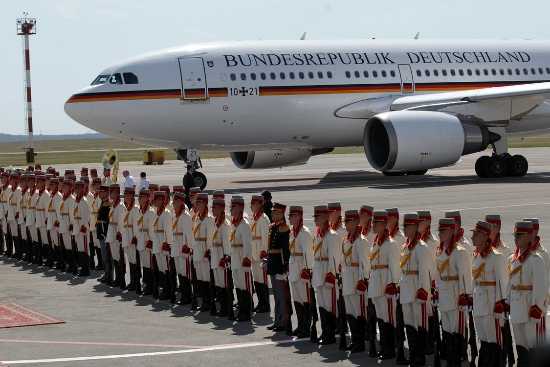 Angela Merkel a fost primită de premierul Vlad Filat pe aeroportul din Chișinău. Foto: Tudor Iovu