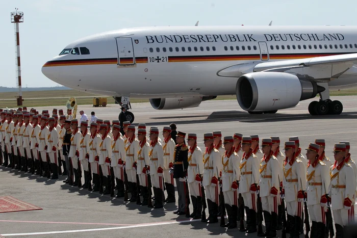 Angela Merkel a fost primită de premierul Vlad Filat pe aeroportul din Chișinău. Foto: Tudor Iovu