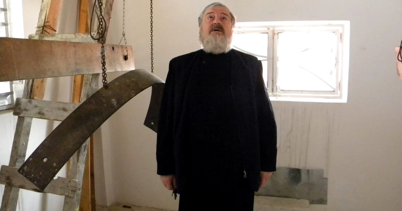 Preotul Ghoerghe Lazăr de la Biserica Sfinţii Voievozi din Ploieşti a fost dat în judecată de vecini din cauza clopotului. FOTO Dana Mihai