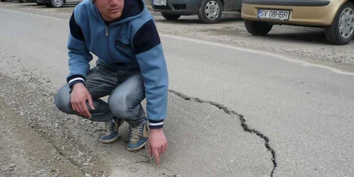 Şoferii ocolesc strada pe alte rute pentru a nu-şi distruge maşinile