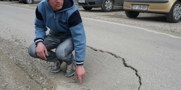 Şoferii ocolesc strada pe alte rute pentru a nu-şi distruge maşinile