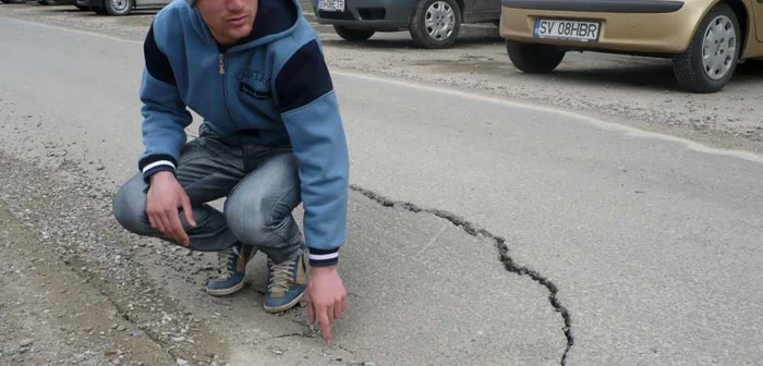 Şoferii ocolesc strada pe alte rute pentru a nu-şi distruge maşinile