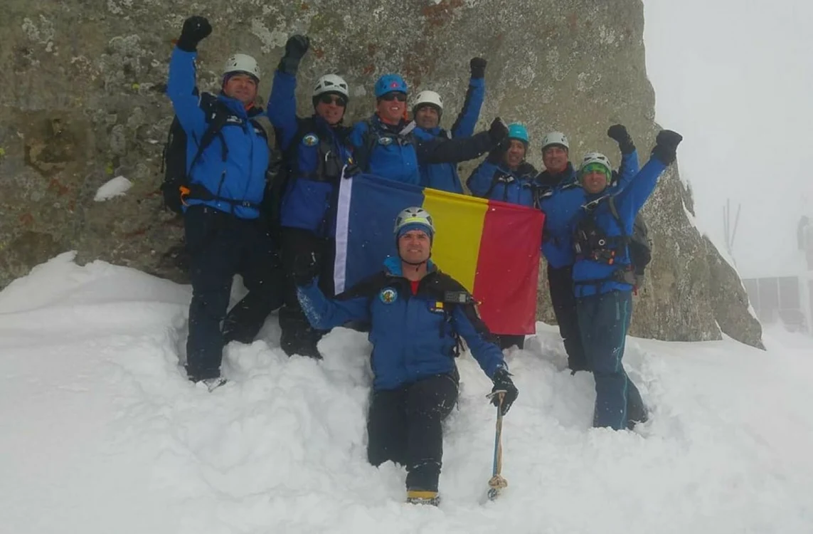 Jandarmii Echipei Naţionale Montane au ajuns la Vf.Omu după un traseu de două ore FOTO Revista Jandarmeria Română