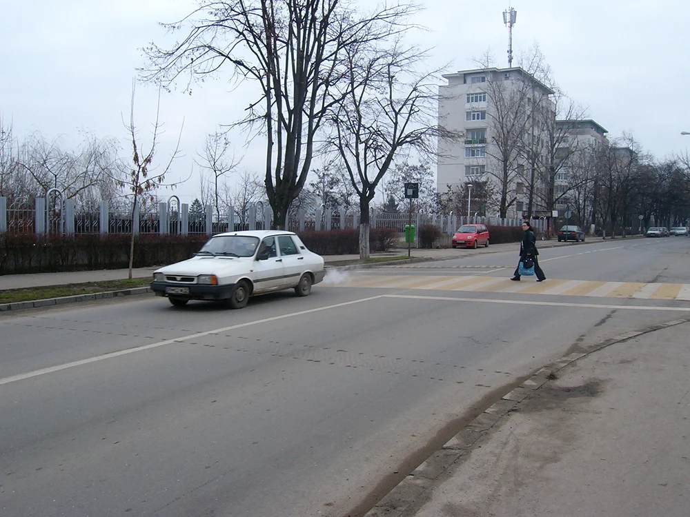 De pe strada Andrei Muresanu lipseste un relantisor, in dreptul trecerii de pietoni de langa biserica
